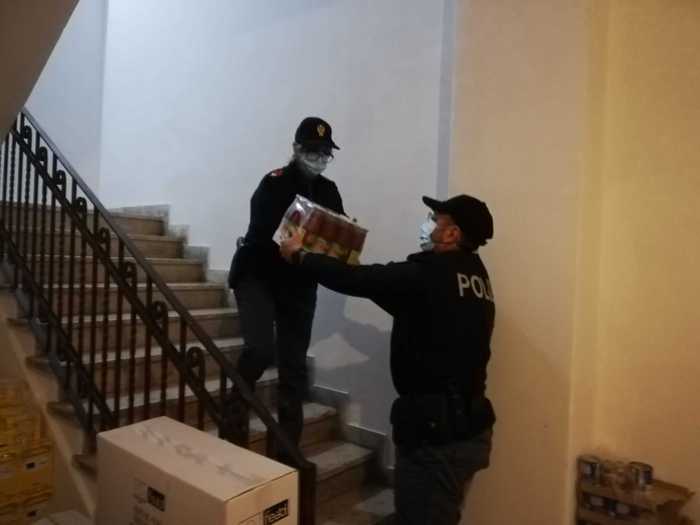 Generi alimentari consegnati da Polizia a parrocchie Cosenza