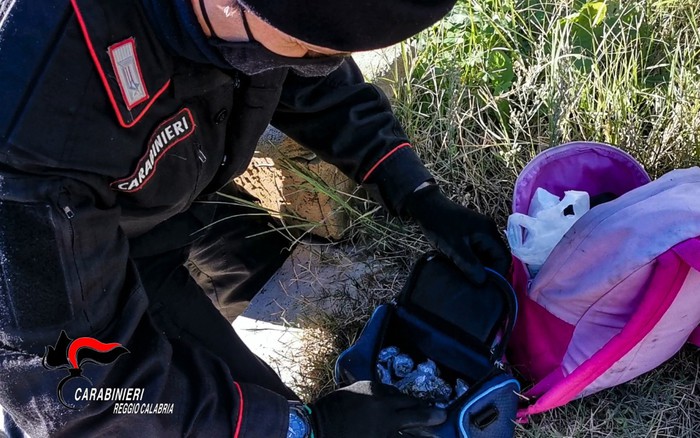 Gettano zainetto con droga da balcone, arrestati coniugi