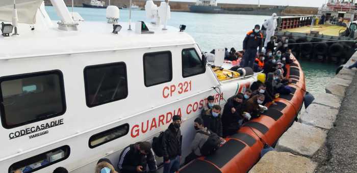 Migranti: 72 soccorsi al largo Calabria, portati a Crotone