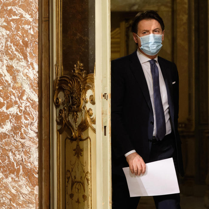 Renzi apre la crisi. Attesa mossa di Conte, idea sfida Aula e maggioranza larga