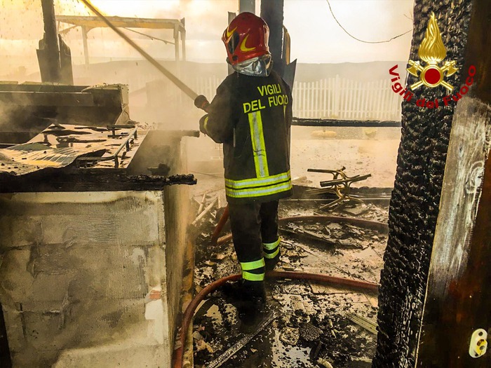 Incendio distrugge stabilimento balneare a Scalea