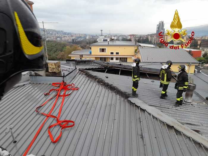 In fiamme tetto edificio, nessun danno alle persone