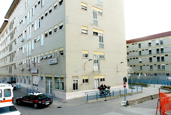 Panico in ospedale Catanzaro, uomo sfonda porta con ascia