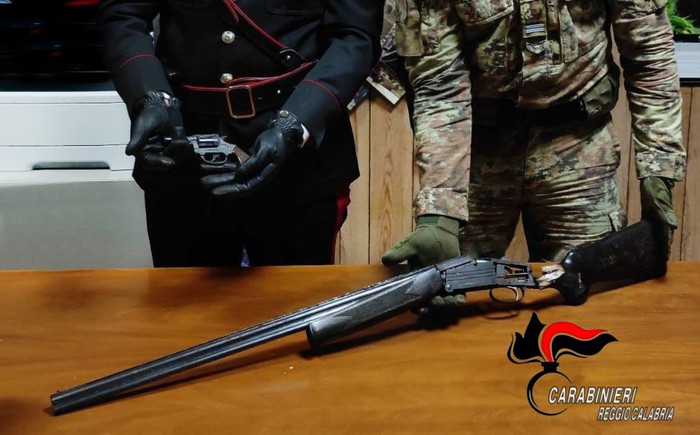 Armi: carabinieri trovano pistola lanciarazzi e fucile