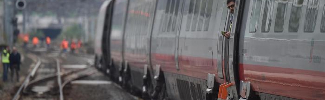 Abbracciati su binari, treno li travolge