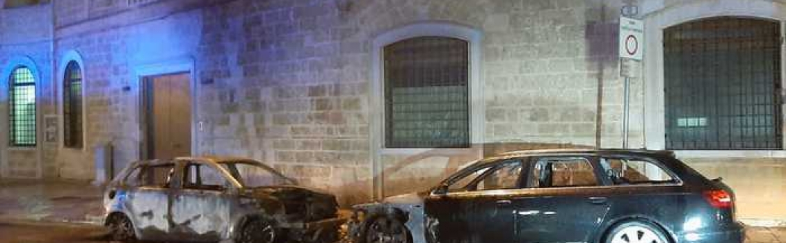 In fiamme auto civetta e privata dei Cc