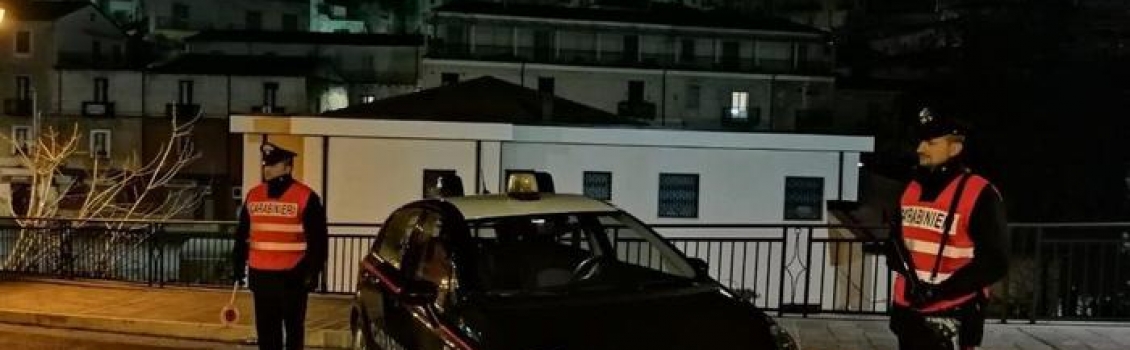 Blocca CC e figlia minore getta droga da balcone, arrestato
