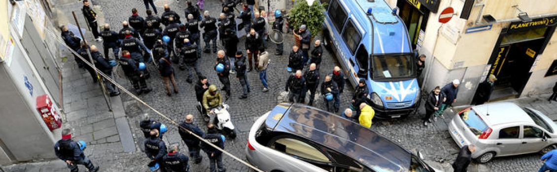Tensioni a funerale 15enne a Napoli