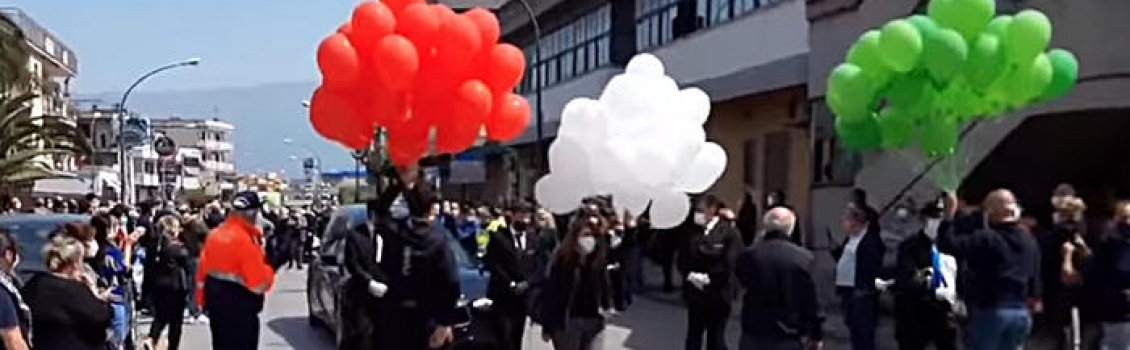 Folla al corteo funebre,comune in quarantena