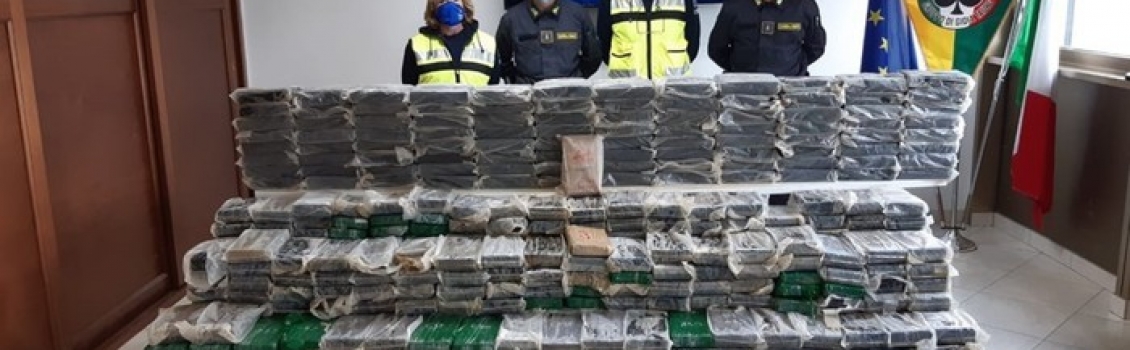 Droga: Gdf sequestra 900 kg cocaina in porto Gioia Tauro