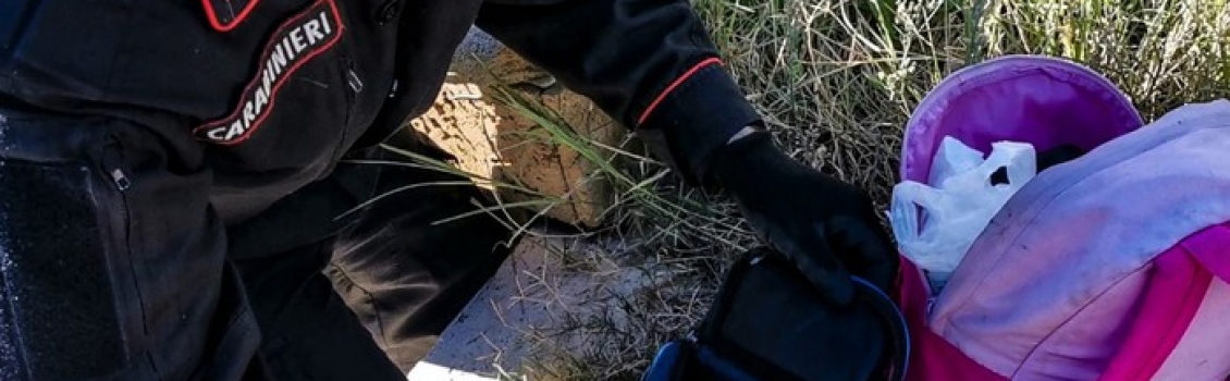 Gettano zainetto con droga da balcone, arrestati coniugi