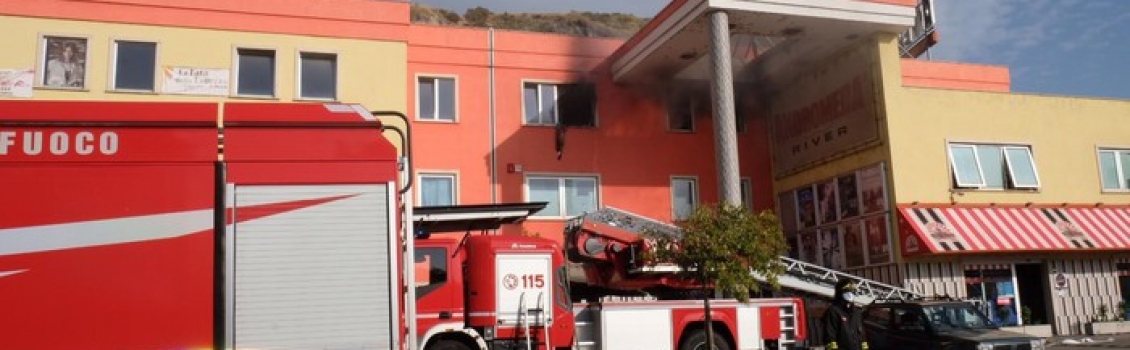 Incendio in struttura commerciale, indagini su cause