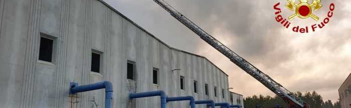 Incendio in impianto rifiuti, scuole chiuse per denso fumo