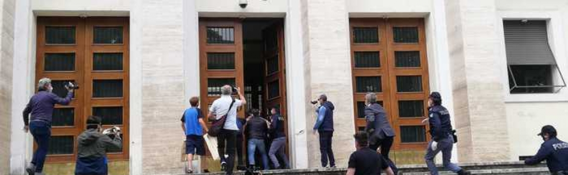 Cosenza: Manifestanti tentano di entrare in Prefettura