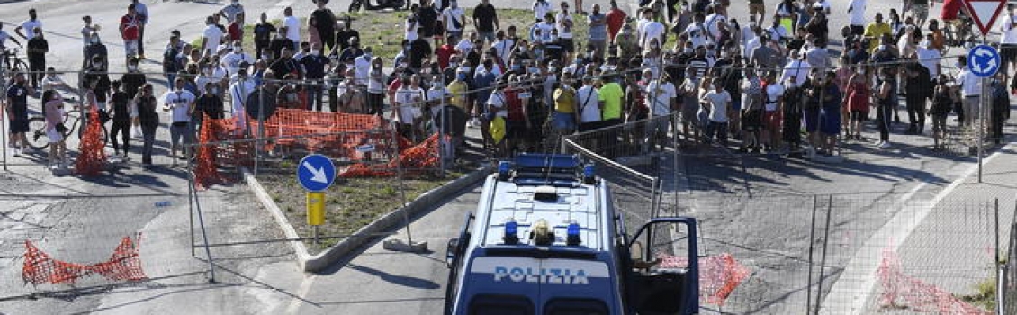 Tensione per focolaio a Mondragone, incendiato un furgoncino