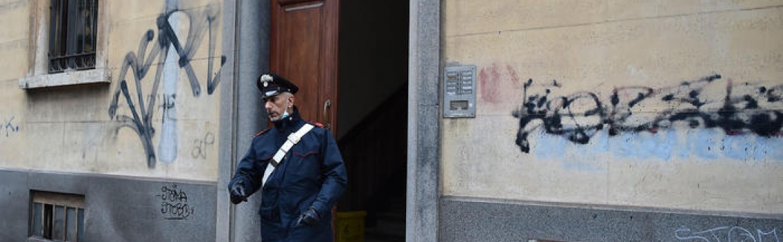 Un uomo ucciso a coltellate in casa, in carcere il figlio