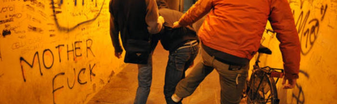 Carpi, 17enne picchiato in centro