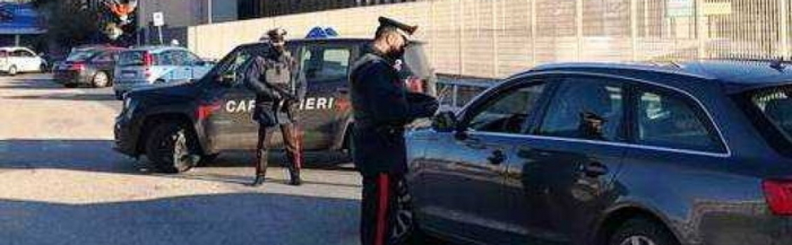 Pretendono auto 55enne per debito fratello, due arresti