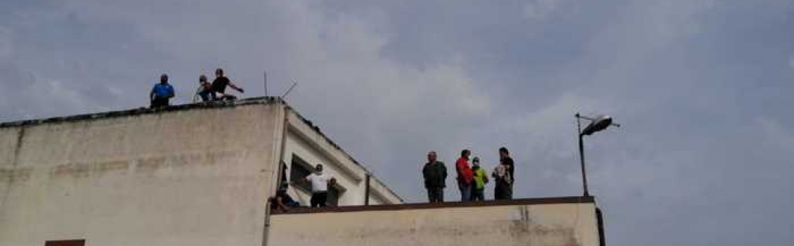 Protesta operai senza stipendio,salgono su tetto centrale