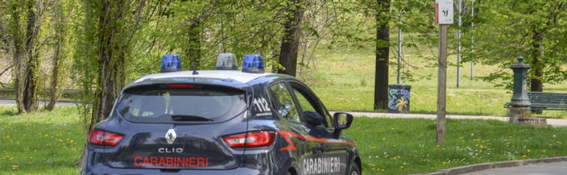 Armati di pistola rapinano anziani in casa