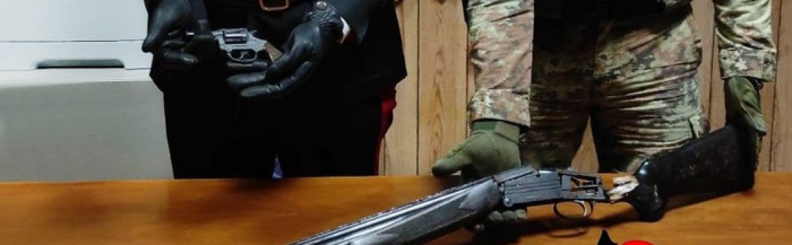 Armi: carabinieri trovano pistola lanciarazzi e fucile