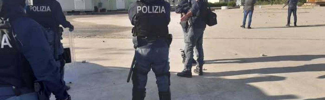 Covid: nuova sassaiola contro i poliziotti nella tendopoli Calabria