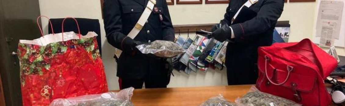 Si scambiano droga vicino a caserma Carabinieri, arrestati 2 ventenni