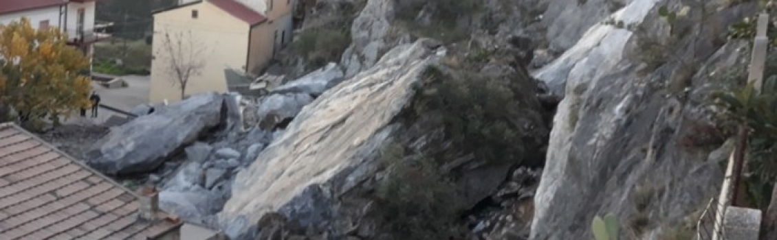 Masso enorme si stacca da costone, paura a Cassano