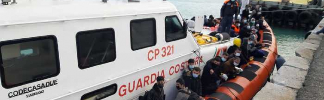 Migranti: 72 soccorsi al largo Calabria, portati a Crotone