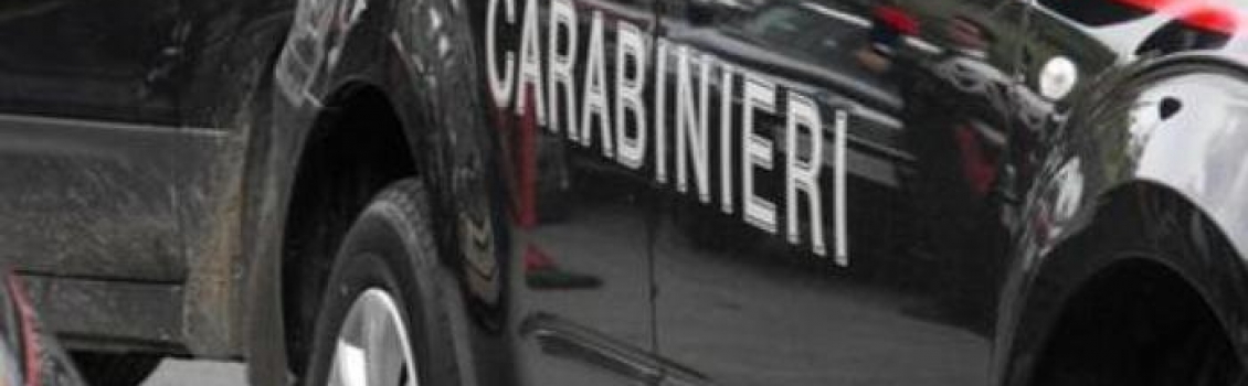 Si barrica in casa, intervengono i Carabinieri