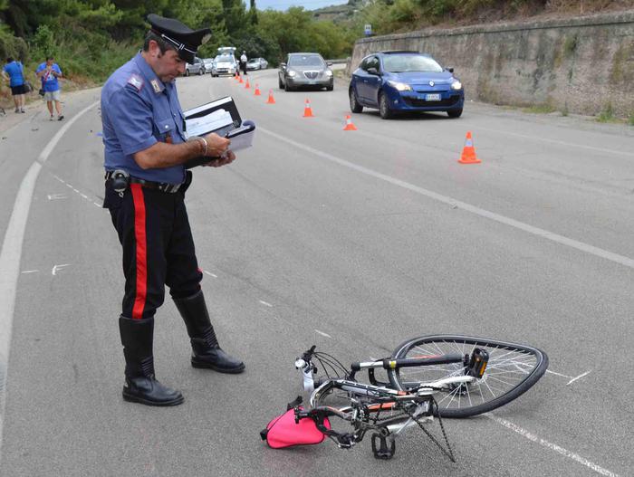 Incidenti stradali: morto ciclista in scontro con auto