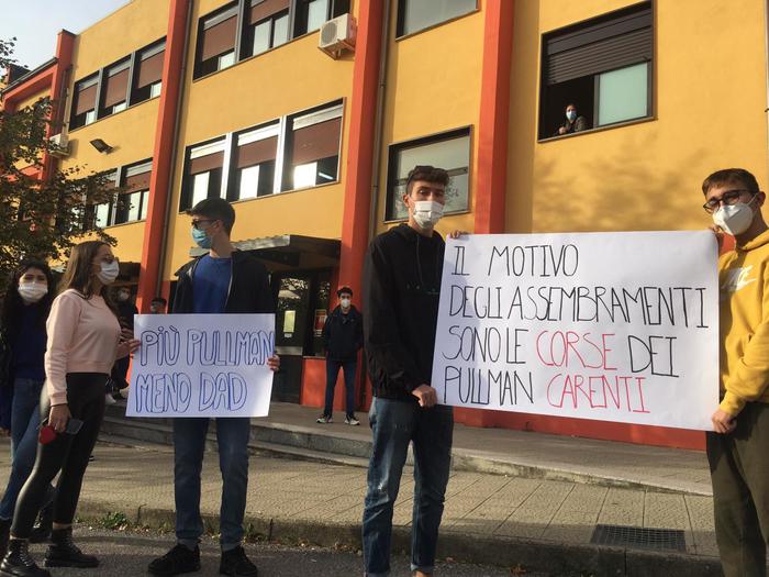Covid: protesta studenti Castrovillari contro chiusura scuole