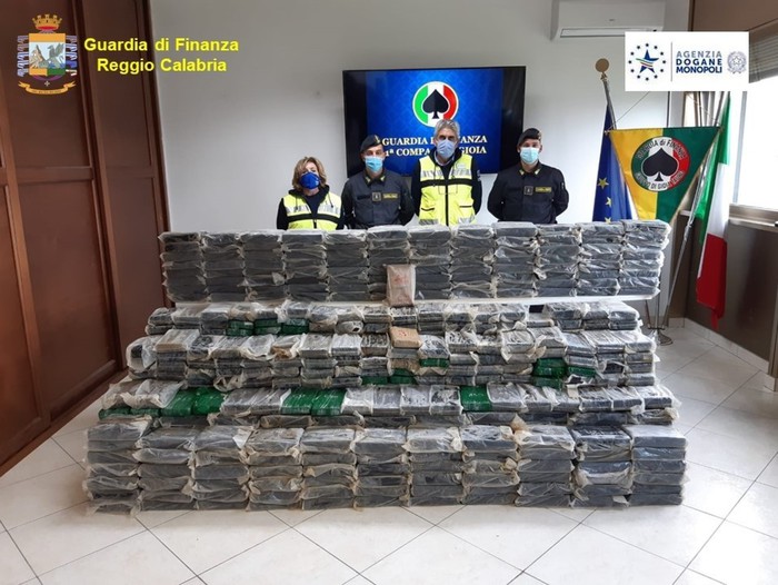 Droga: Gdf sequestra 900 kg cocaina in porto Gioia Tauro