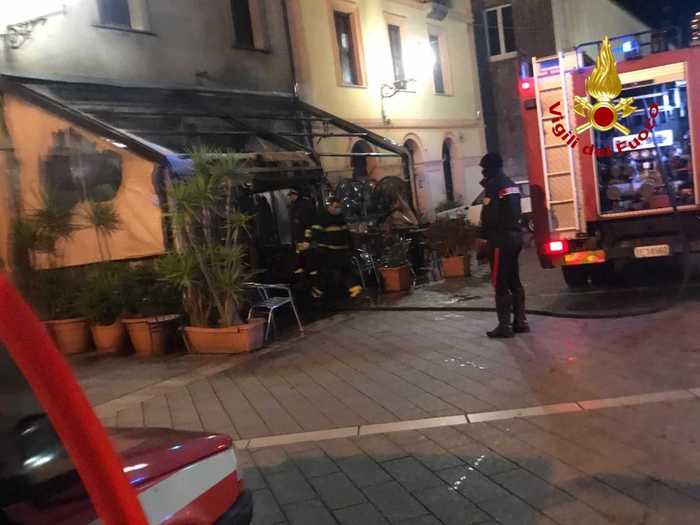 Incendio distrugge esterno bar a Girifalco, non escluso dolo